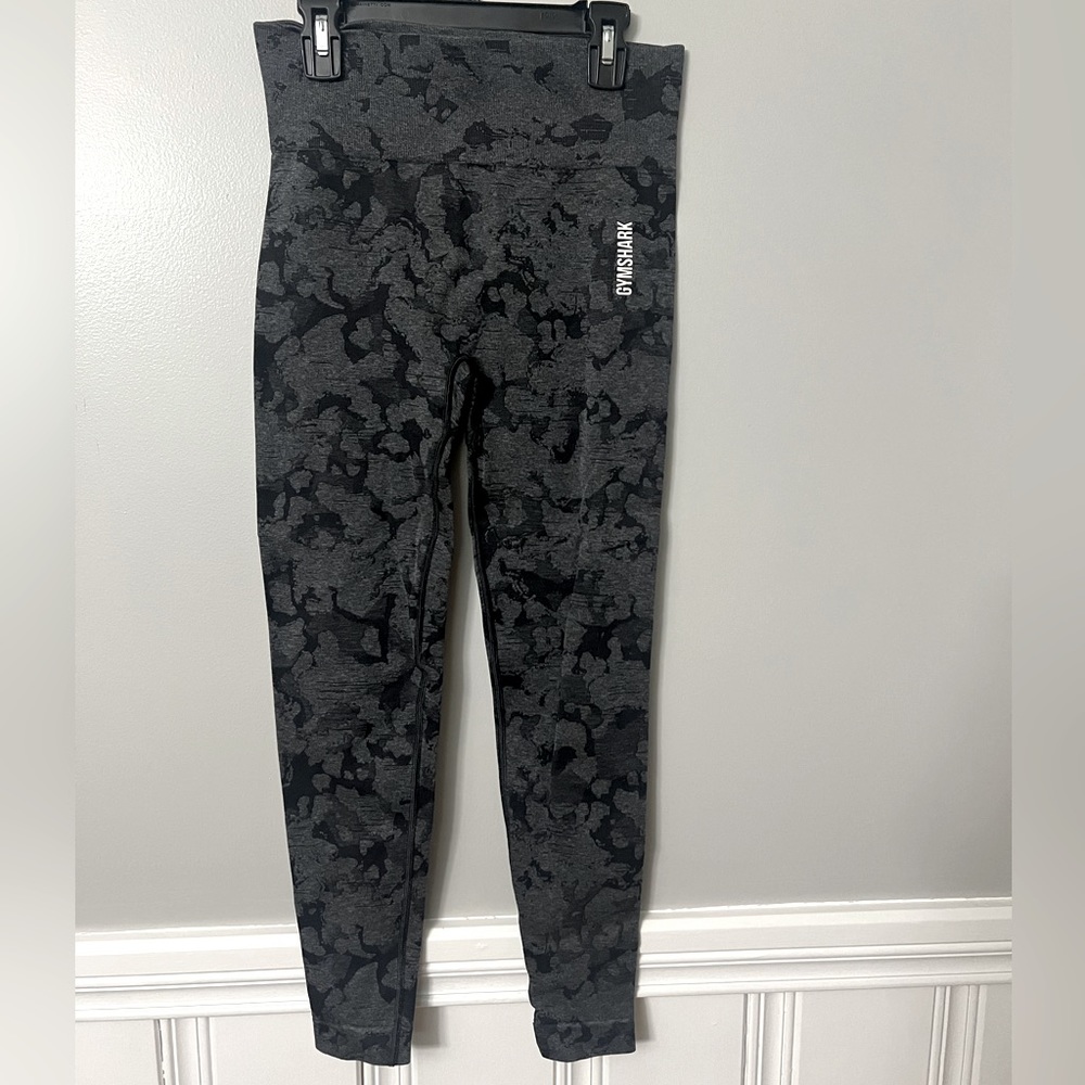 Gymshark camo scrunch leggings. Size medium.